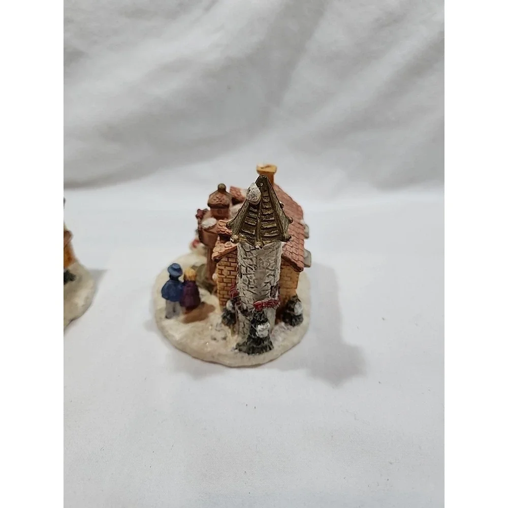 Windsor Collection Resin School & Inn Lot (2) With Christmas Scenes